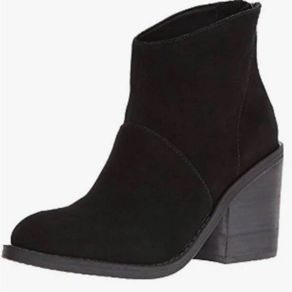 New Steve Madden black suede ankle boots. Perfect for fall. Sexy.
